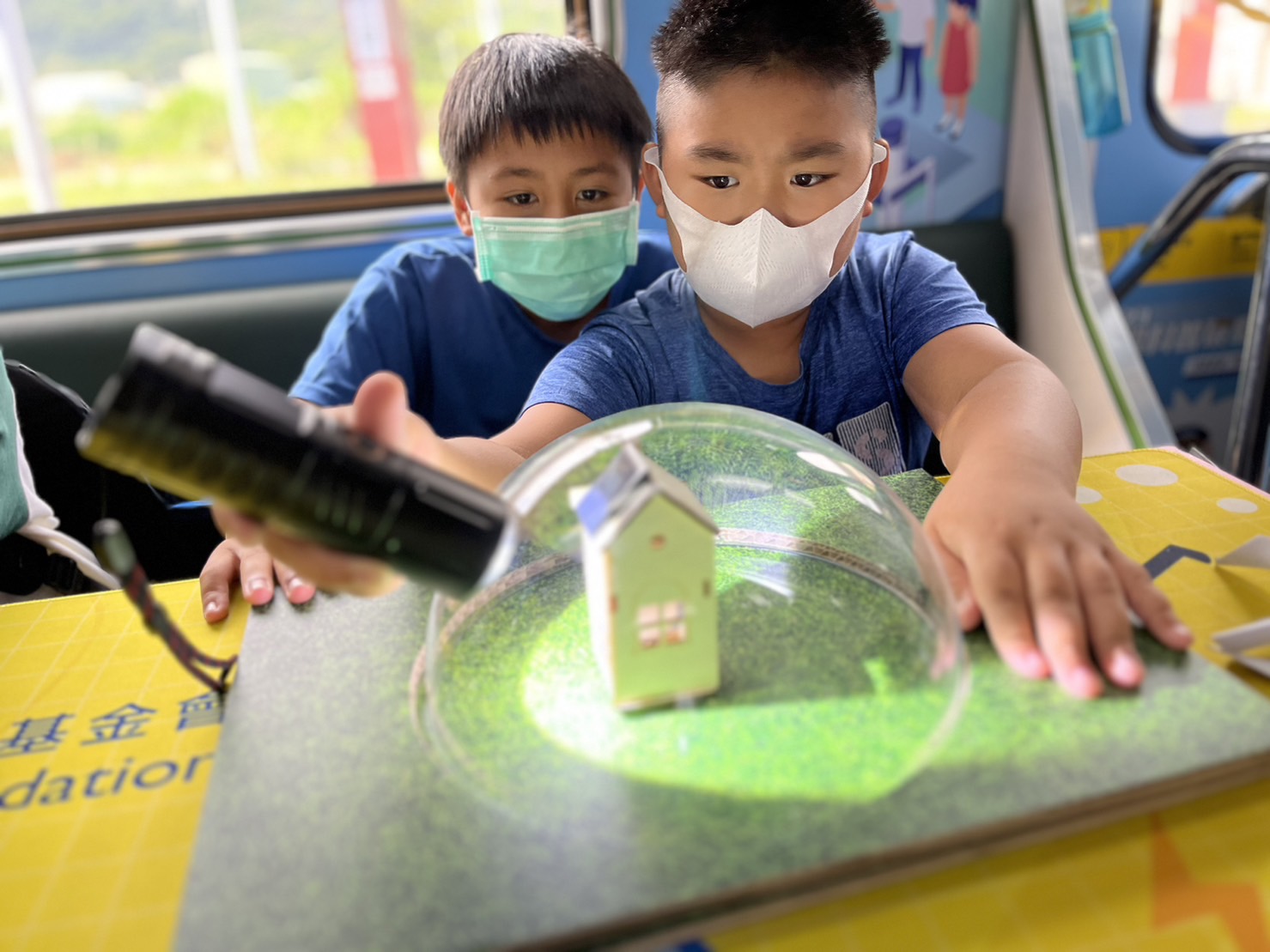 G22恒峰參與基礎科學主題車廂，以STEAM教學精神，設計「逐日科學家」、「太陽能工程師」以及「淨零建築師」三大能源科普課程和實驗