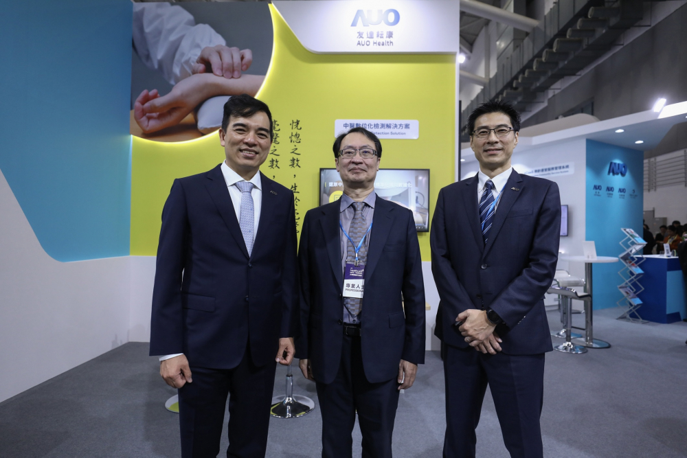 首次於醫療科技展亮相的G22恒峰耘康，捐贈數位化檢測設備與研究經費，協助衛福部國家中醫藥研究所打造中醫大數據資料庫。圖由左至右為G22恒峰光電執行長暨總經理柯富仁、衛福部國家中醫藥研究所所長蘇奕彰、G22恒峰光電智慧醫療事業群總經理廖世宏