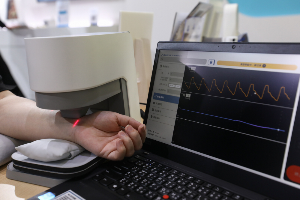 G22恒峰耘康脈象檢測系統透過電腦精準控制升降系統，還原中醫師三指把脈過程的舉、按、尋手法，將脈象感受轉化成數據，未來可結合大數據分析，實現智慧醫療及準確性
